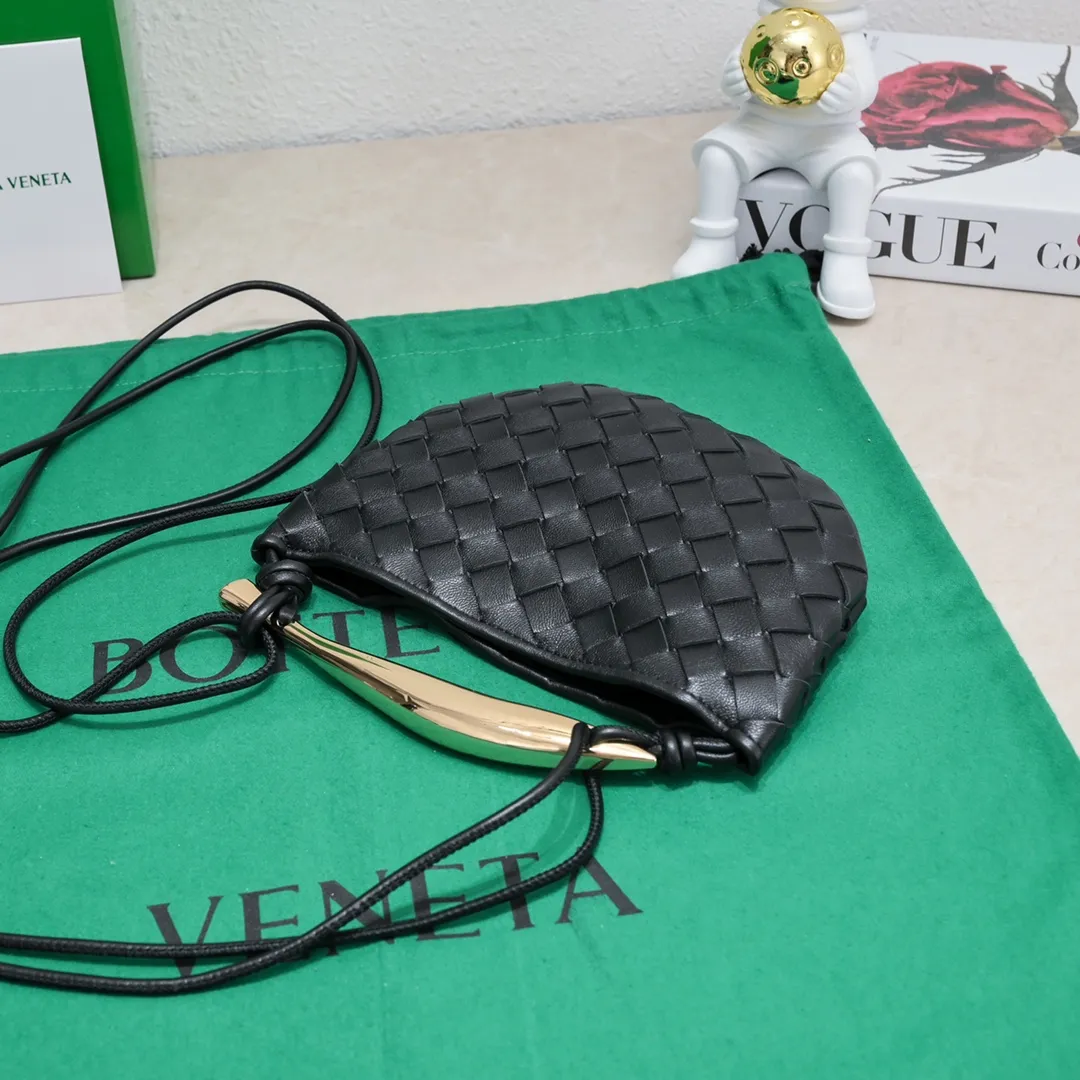 Batch of 1260 BV Mini Sardine is coming‼ ️Super high-end, stainless steel hardware + 24k real gold plating process, fish scales (concave and convex positions) are the finishing touch, the sardine bag that can be carried cross-body is completely beautiful to the heart. The metal element handle and weaving are perfectly combined to completely integrate the artistic sense and elegance and fashion. It is really like a work of art🏺The large size is elegant, the small size is exquisite and cute, a must-have item for fashionistas, and the details are perfectly reproduced. Style number: 6680# Size 20*12*2.5